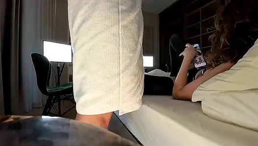 İnanılmaz güzel üniversiteli kız moda çekimi için geliyor, mastürbasyonu görmezden gelmek için porno olduğu ortaya çıkıyor