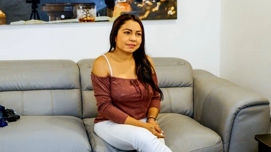 Bu büyük memeli latin orta yaşlı seksi kadın olgun eylemini bir kenara koyuyor... Büyük zenci yarağımı bir profesyonel gibi domaltarak derine aldı