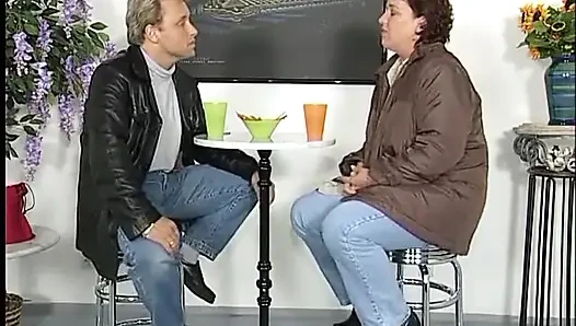 Orta yaşlı seksi kadın yarak emiyor ve sonra ağzına boşaltıyor