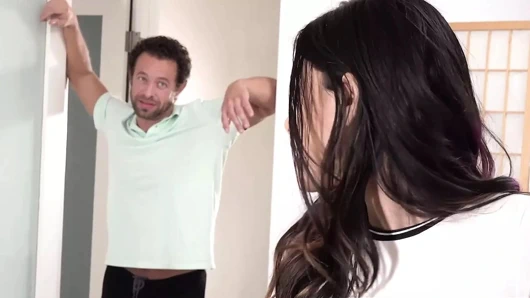 Sıcak üniversite öğrencisi üvey amcasını sikiyor