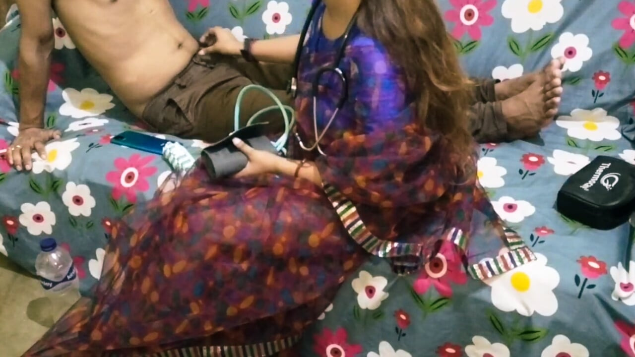 Genç seksi doktor evi aradı ve yarağı kontrol ettirdi ve madamı siktirdi