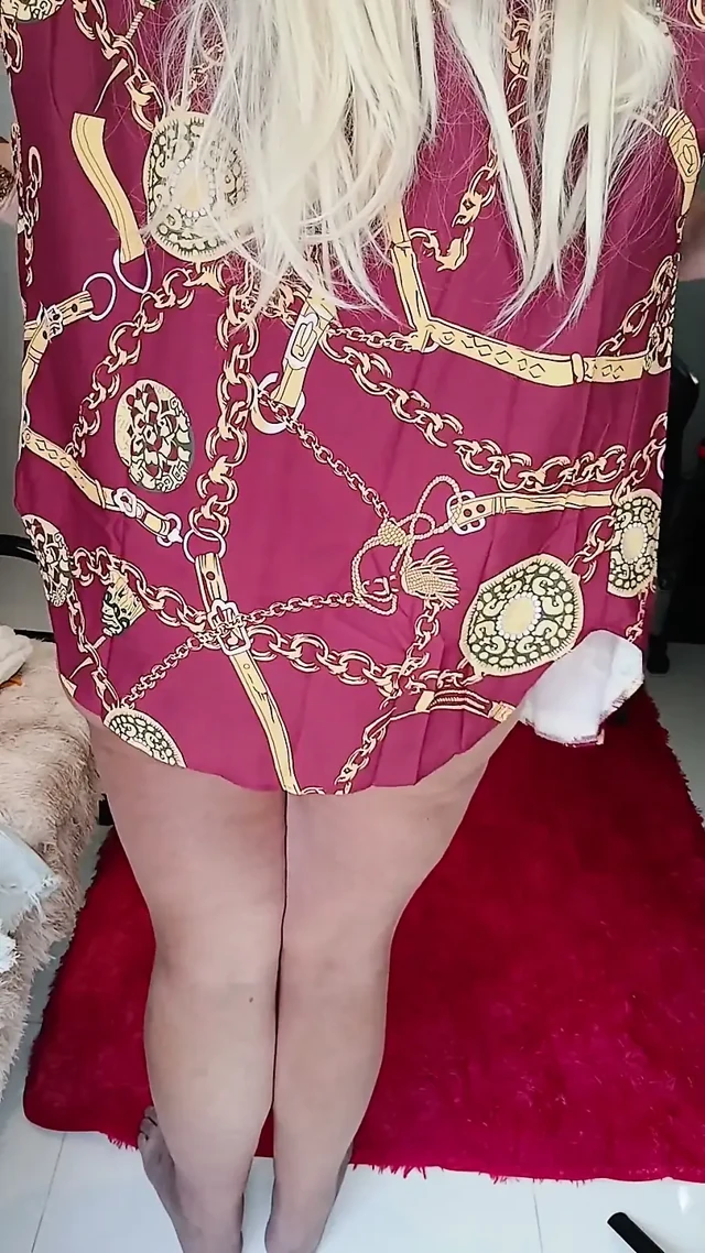 Küçük bir elbise giyiyor ve bikini altlarını iple bağlıyor, sonunda külotuma biraz döl bırakıyor