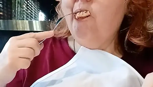 Saç tıraşı aldıktan sonra özel akşam yemeği