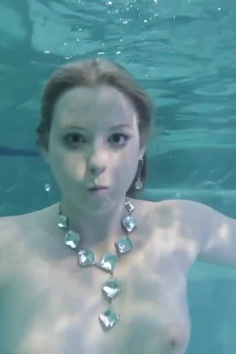 Sunny Lane su altında yarak emiyor