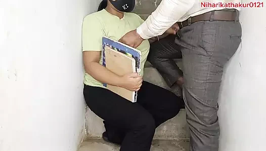 Bilgisayar öğretmeni kız öğrenciyi merdivenlerde sikiyor