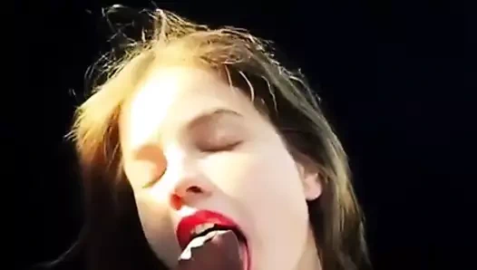 Barbara palvin yalıyor ve berbat büyük siyah dondurma