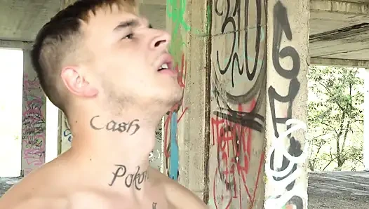 Yaşlı patron genç oğlana ders veriyor