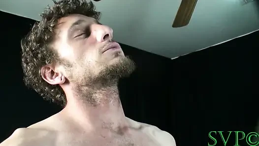 Genç erkek avcısı orta yaşlı seksi kadın üvey oğluyla ilişki yaşıyor