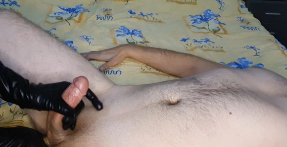 Gonzo oturum köle eğitim veren siyah lateks eldiven uzun bir sert handjob veren, cbt & harap orgazm