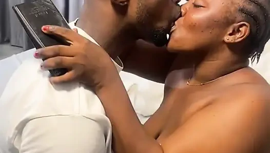 Она такая горячая, она призвала к оргии с трахом