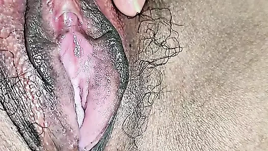 Pinay evde çalışırken sahibesi tarafından sikiliyor ve kocası dışarıda