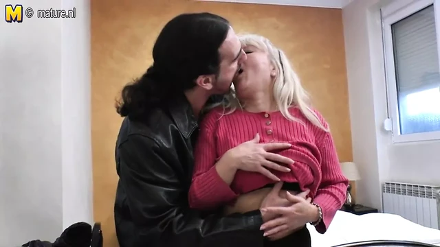 Зрелая мать занимается анальным сексом с молодым любовником