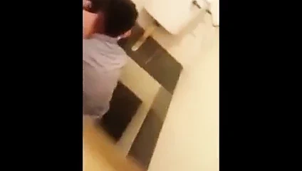 Kantoi kongkek dalam tandas karoke