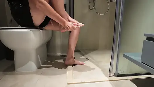 Kirli kokulu ayaklarıma iyice sabunlu bir yıkama veriyorum, senin tarafından emilmeye ve tapılmaya hazır