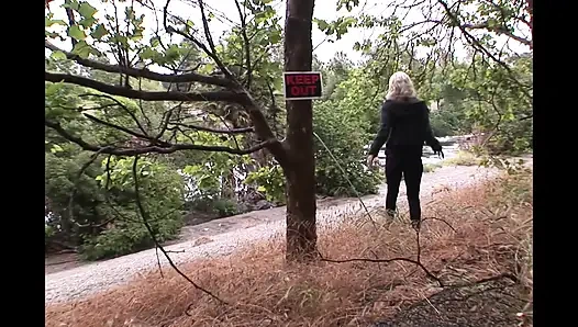 Gizli mahzende kadınlar istediklerini alır.