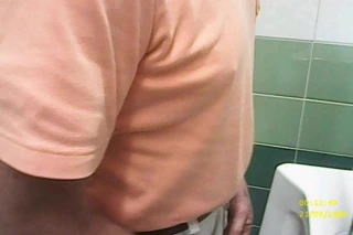 Başka bir dede çişini çekiyor video