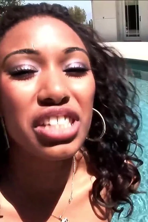 Блоу-бэнг буккаке с горячими межрасовыми тинками в любительском видео