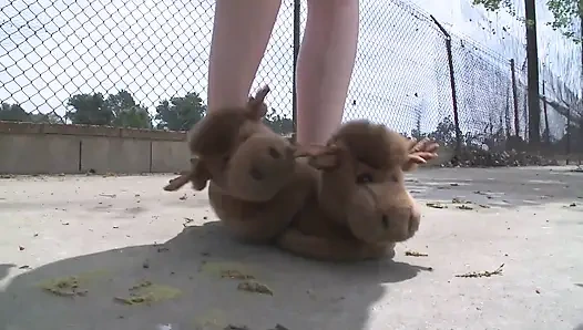 Anne babası evde yokken üvey kız kardeşini sikiyor