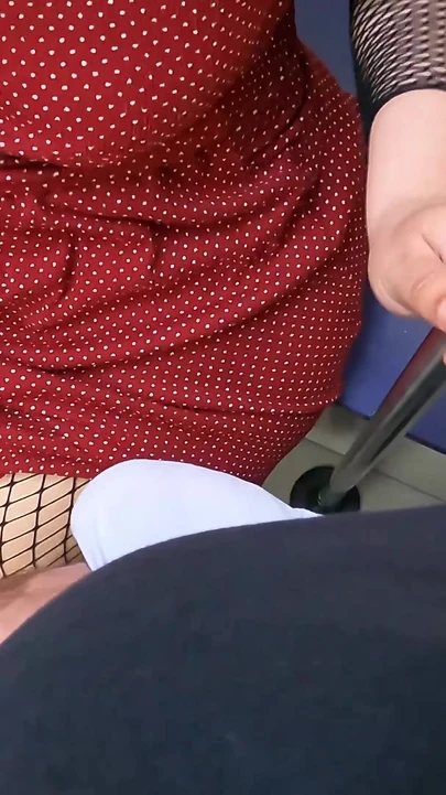 Моя жена дрочит незнакомцу в поезде