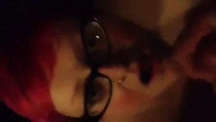 İri güzel kadın sürtüğün yüzüne boşalıyor