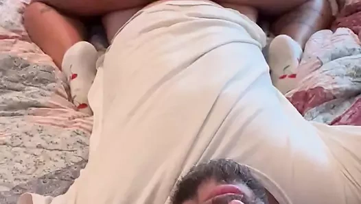 Evli kadın yüze ve yarağa binmeyi seviyor