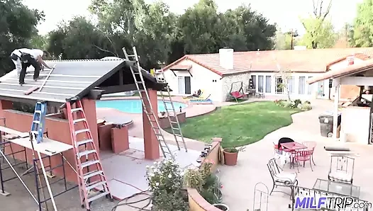 Tombul siyah üvey anne Osa Love beyaz yarağı şimdiye kadarki en dağınık saksoda gırtlağına kadar alıyor