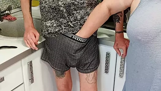 Üvey annem sikimi emiyor ve ağzına boşalıyor