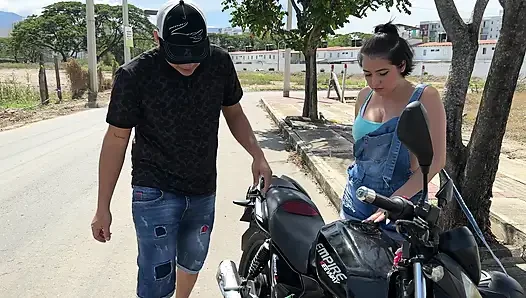 Motosikleti mahsur kalmış seksi, büyük götlü bir kız buluyorum, bu yüzden ona yardım etmeye karar veriyorum ve karşılığında ona zengin ve sert bir sikiş yapmama izin veriyor.