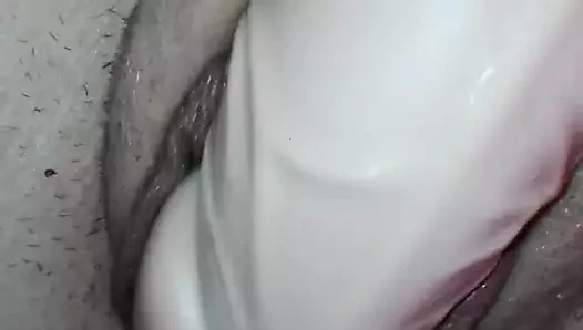 Büyük bir yapay penis sonra, onu kedi daha küçük yiyor