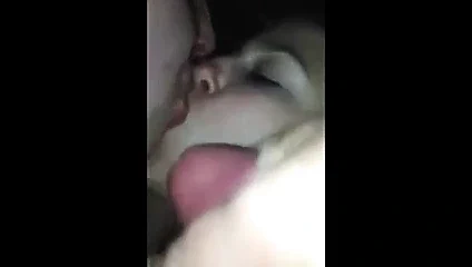 Üçlü - öpüşen kızlar ve ağızlarına boşalmak