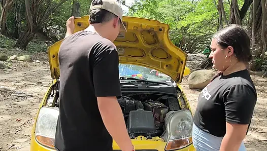 Şişman Latina'ya Tam Bir Yerin Ortasında Yıkımda Yardım Ediyorum, Karşılığında Arabasında Sert Bir Seks Yapıyorum.