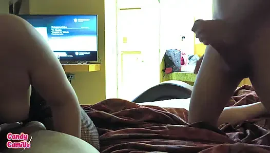 Ateşli bir evli kadının dilekleri - kocamın yarağı ve en iyi arkadaşının yarağıyla oynuyor