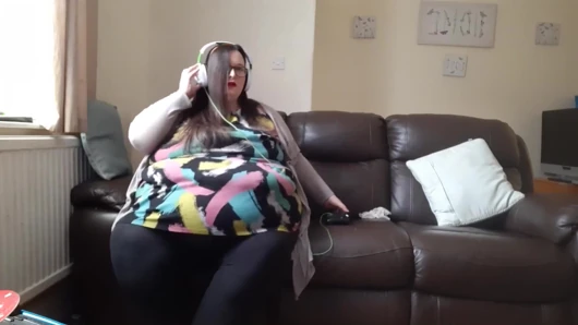 İri güzel kadın ssbbw göbekle video oyunları oynuyor