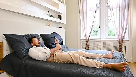 Nina Hills beni gözetliyor