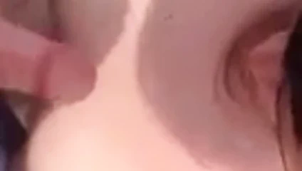 Oral seks ve boşalmak üzerinde ona memeler