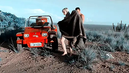 Ateşli büyük memeli sarışın erkek arkadaşıyla arabanın üstünde sikişiyor