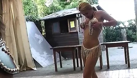 Tasmalı sarışın orta yaşlı seksi kadın zonklayan oyuncaklar tarafından genişletiliyor