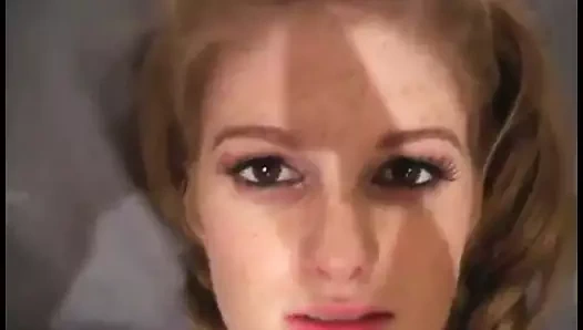 Bir kayış-on ile güzel kızıl saçlı