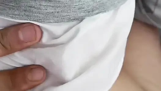 Me masturba y se exhibe mientras vamos de viaje