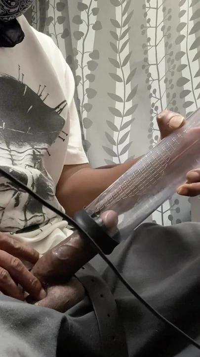 Seks oyuncağımı ve penis pompamı kullanıyorum