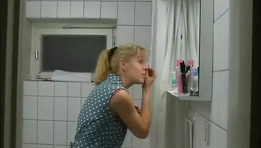 Gerçek Alman ile küçük memeler masturbates için porno ile uzun seks oyuncak