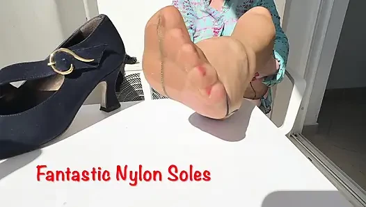 Bayan olgun ayaklar balkonunda güneşleniyor 401