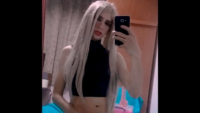 Sarışın sürtük sıkı amını dildoyla sikiyor