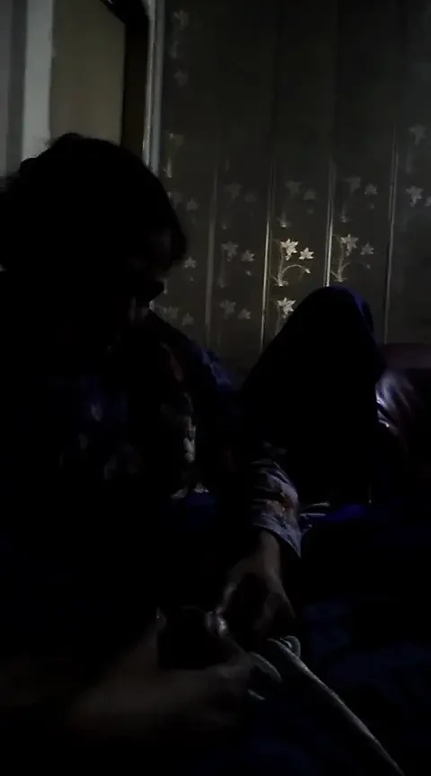 Hintli kız arkadaş zevk almak istiyor