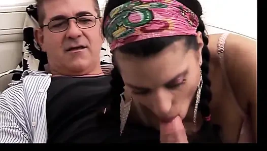 Genç ve horoz almaya çok hevesli