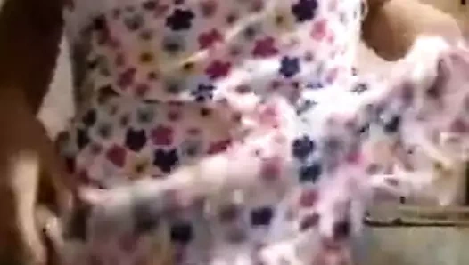 Novinha tirando a roupa