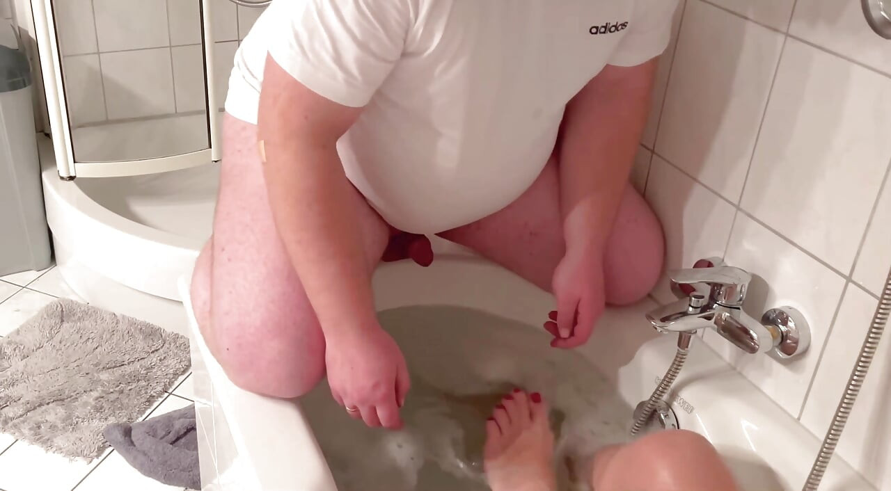 Ayak fetişi. Ateşli evli kadın taşaklarını tokatlıyor. Kocası ayakları yalıyor