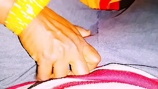 Hintli araba seksi. Hintli üvey anne kovboy kız arabada üvey oğlunun büyük yarağını sikiyor. Telugu Dirty Talks