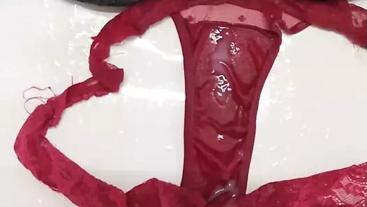 Kız kardeşinin sutyen ve tanga üzerinde cum