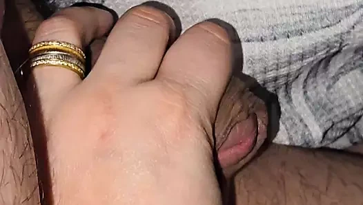 Üvey anne ereksiyon olduğunu bilmeden battaniye altında 31 çekiyor üvey oğlunun yarağı